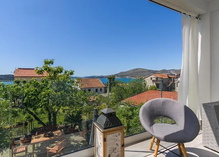 House Copacabana - On Ciovo, Sea View, Parking 펜션
