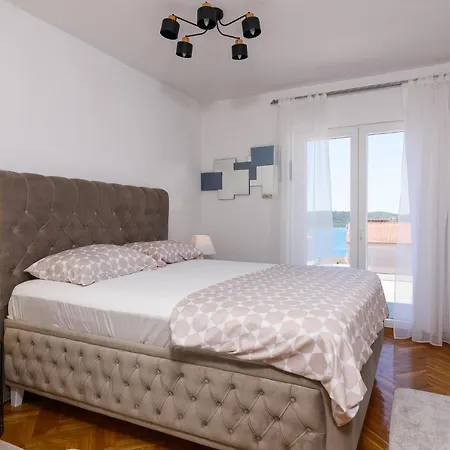House With A Sea View With Private Parking - Okrug Gornji